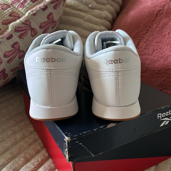 Reebok White Leather Sneakers NWT - Picture 4 of 7